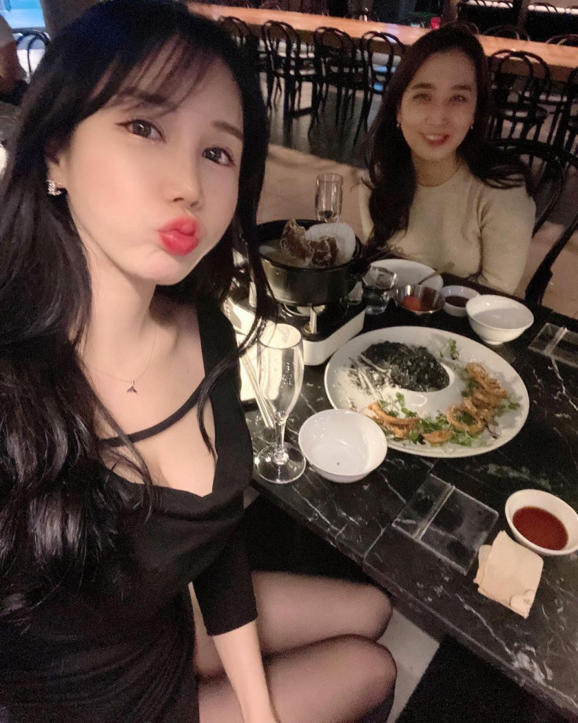编号L77 #亚洲女 性感风骚少妇 照片和视频都是比较诱惑的风格 居家的照片较多 并且较多个视频符合使用虚拟摄像头 352照片+54视频-套图社区-素材第一站