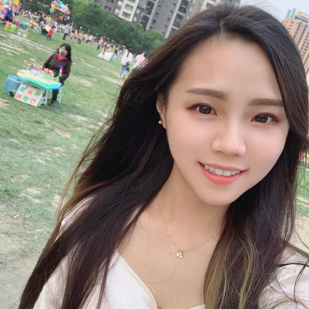 编号L11 #香港 性感 少妇 宠物 自拍居多 411照片+27视频-套图社区-素材第一站