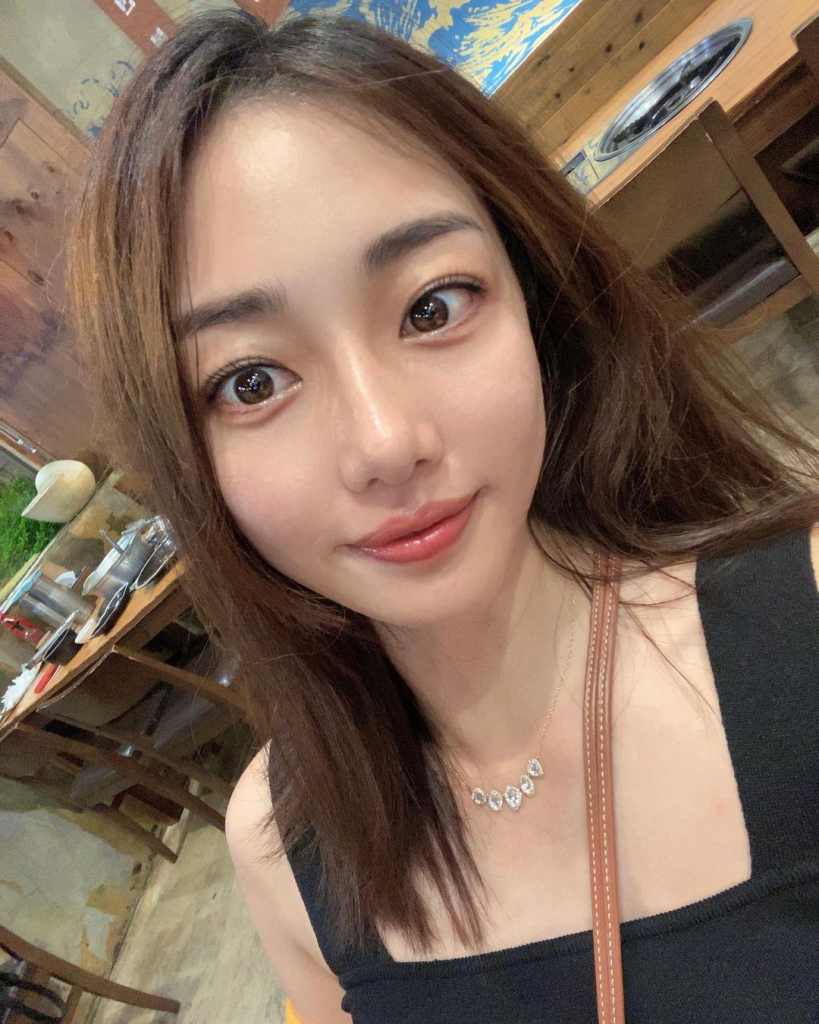 编号L64 #韩国 年轻少妇 自拍照很多 较适合需要常常发自拍与客户开展话题的 生活素材也比较丰富 高尔夫 瑜伽 居家和宠物等等都有 较多个视频符合虚拟摄像头 1251照片+113视频-套图社区-素材第一站