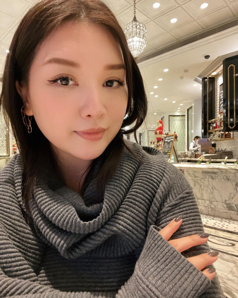 编号L22 #香港 中年成熟女性 打高尔夫 家庭合照 职业装居家素材为主 自拍照和自拍视频较多 部分视频适合卡虚拟摄像头 611照片+27视频-套图社区-素材第一站