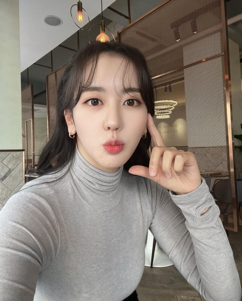 编号ED72 #韩国 曝光量低 有证件大头照 苹果13拍照  招手打招呼视频 393照片+44视频（可更新）-套图社区-素材第一站