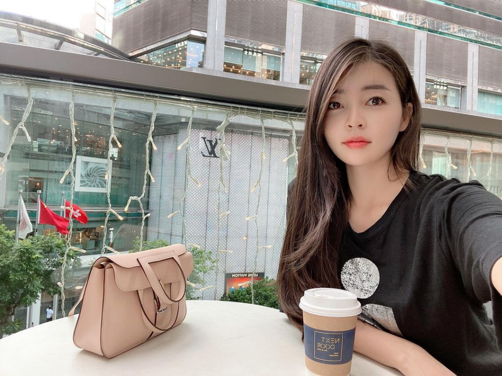 编号L72 #亚洲女 开宾利 耐看的小少妇 健身 照片素材很丰富 摩托艇 411照片+91视频-套图社区-素材第一站