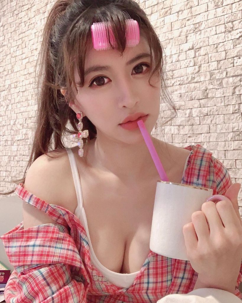 编号FS2 #台湾 有家里自拍 有生活照 有和父母 朋友自拍 照片1220个+视频55个（可更新）-套图社区-素材第一站