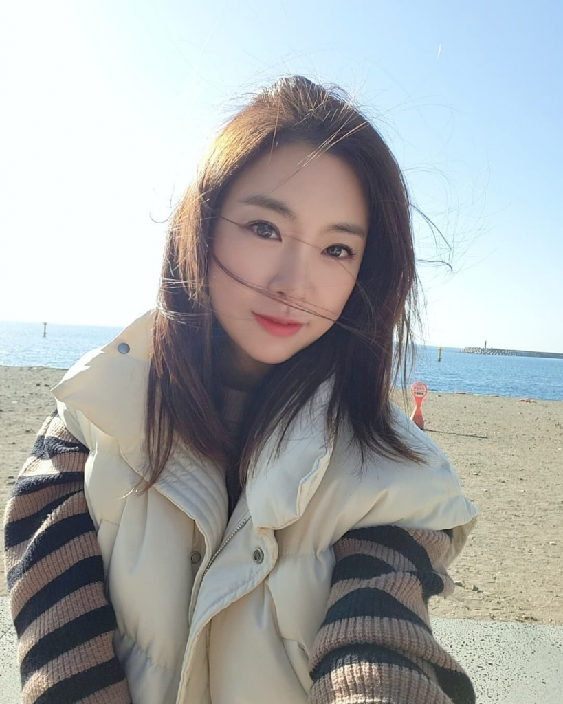 编号L24 #韩国 年轻公司白领 各类素材比较全面 公司 居家 健身 高尔夫等等都有 自拍视频较多 但都时间较短 657照片+27视频-套图社区-素材第一站