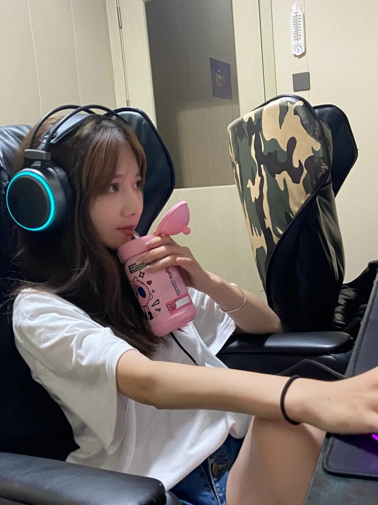 编号HNN52 #亚洲女 大学时 旅游 自拍 美食 照片348+视频54-套图社区-素材第一站