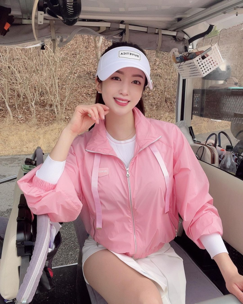 编号L150 #韩国 年轻少妇 年龄40左右 自拍照很多 照片风格不错 高尔夫 美容 宠物 居家环境素材 1059照片+139视频-套图社区-素材第一站