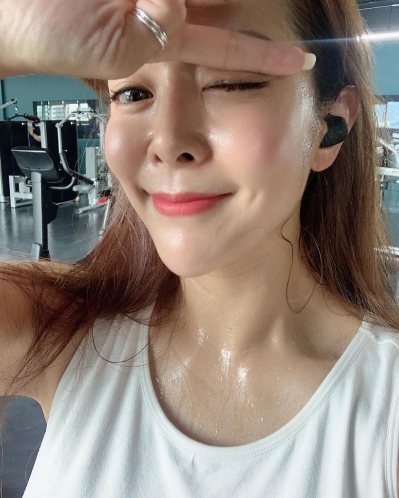 编号L176 #韩国 中年女性 健身素材多 自拍照片喜欢秀身材 部分视频适合开虚拟摄像头 273照片+45视频-套图社区-素材第一站