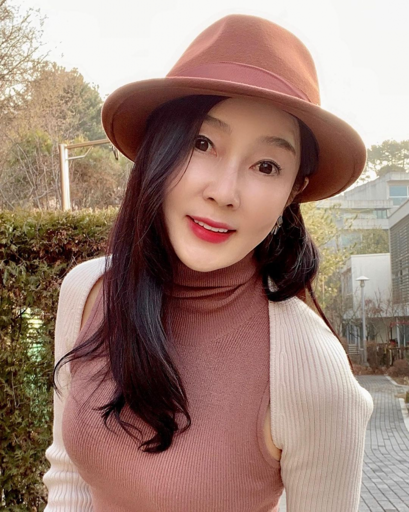 编号L120 #亚洲女 中老年成熟女性 年龄50+ 适用于中老年客户群体 自拍照很多 室外素材为主 少量居家素材 10个自拍视频 都较适合接入虚拟摄像头 624照片+24视频-套图社区-素材第一站