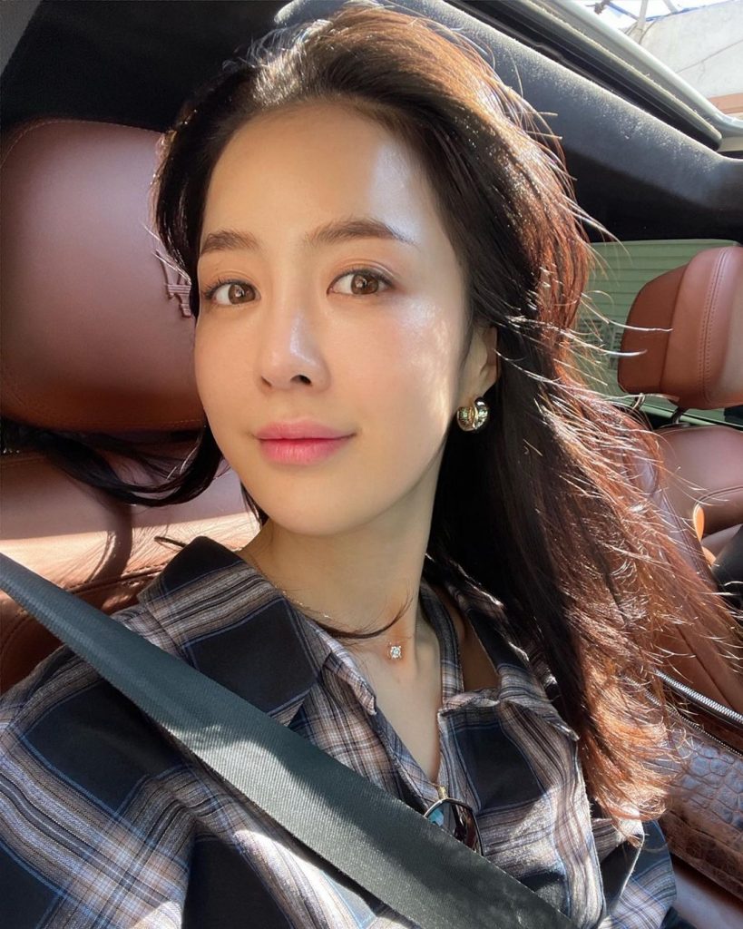 编号FC42 #亚洲女 #韩国 养宠物 朋友合照 生活照 旅游 开车 画画  自拍照 美食  风景照  居家 有自拍视频 《适合虚拟视频》照片2270+视频189个（可更新）-套图社区-素材第一站