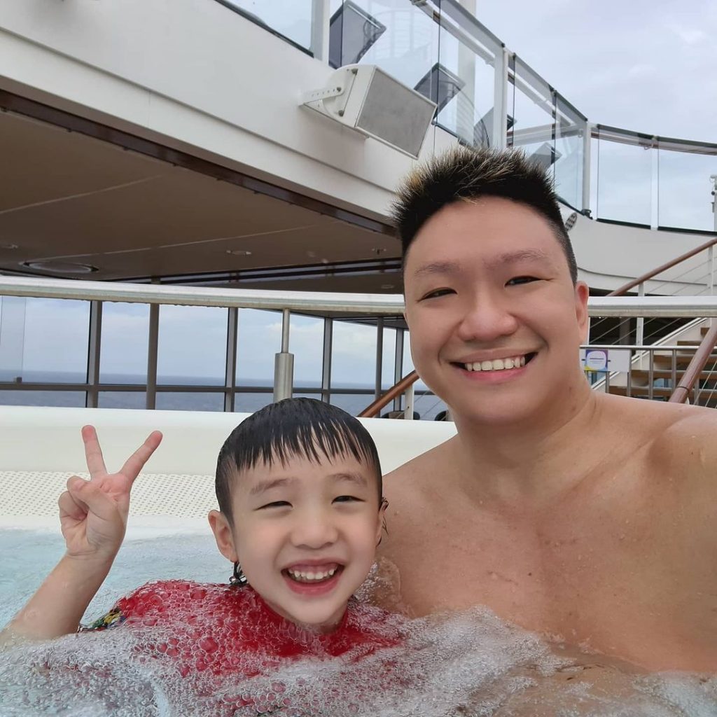 编号ED30 #新加坡 成功人士46岁左右 开医学美容诊所 上班工作和同事合照 多个大型活动会场照 宝爸居家带孩子 办公照 家庭合照 曝光低 照片1010+视频54（可更新）-套图社区-素材第一站