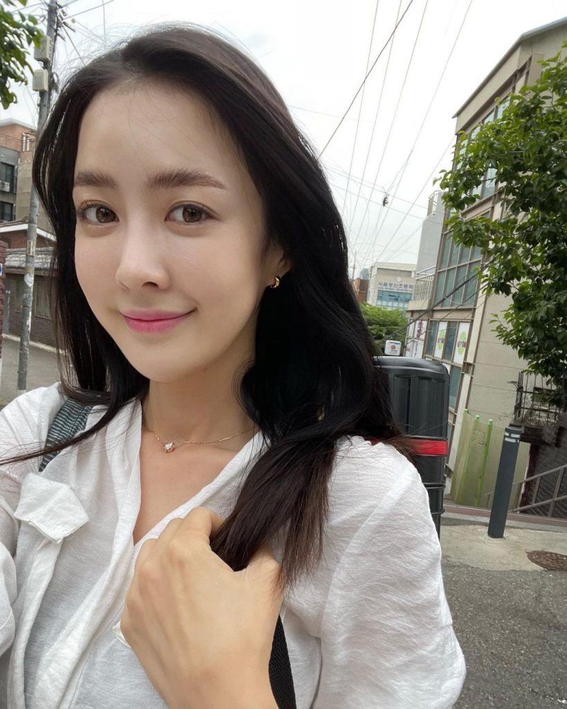 编号MT21 #韩国 30岁+ 职业:   画画师 适合虚拟视频 曝光量低养宠物 朋友合照 生活照 旅游开车画画 自拍照 美食 风景照 居家部分照片适合做手持 2221照片+视频187（可更新）-套图社区-素材第一站